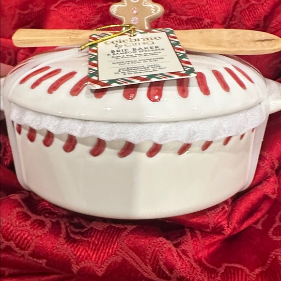 NWT Brie Baker with Red Accents and Bamboo Spreader - Picture 3 of 4